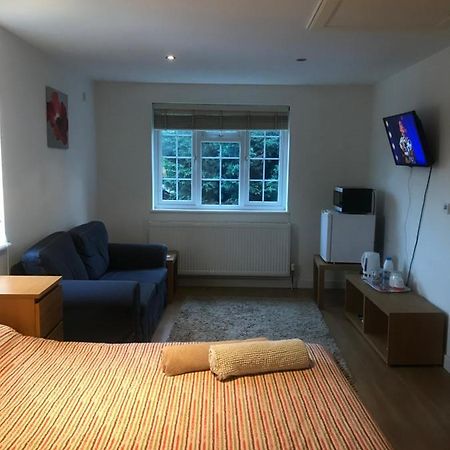 Large Private Room With En-Suite In The House For Professionals Staines-upon-Thames Eksteriør bilde