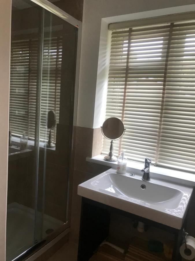 Large Private Room With En-Suite In The House For Professionals Staines-upon-Thames Eksteriør bilde