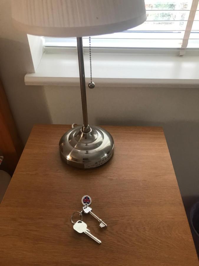 Large Private Room With En-Suite In The House For Professionals Staines-upon-Thames Eksteriør bilde