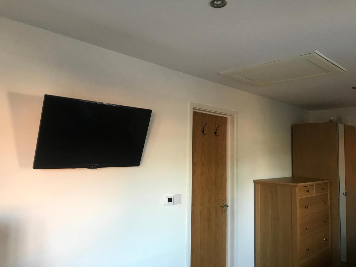 Large Private Room With En-Suite In The House For Professionals Staines-upon-Thames Eksteriør bilde