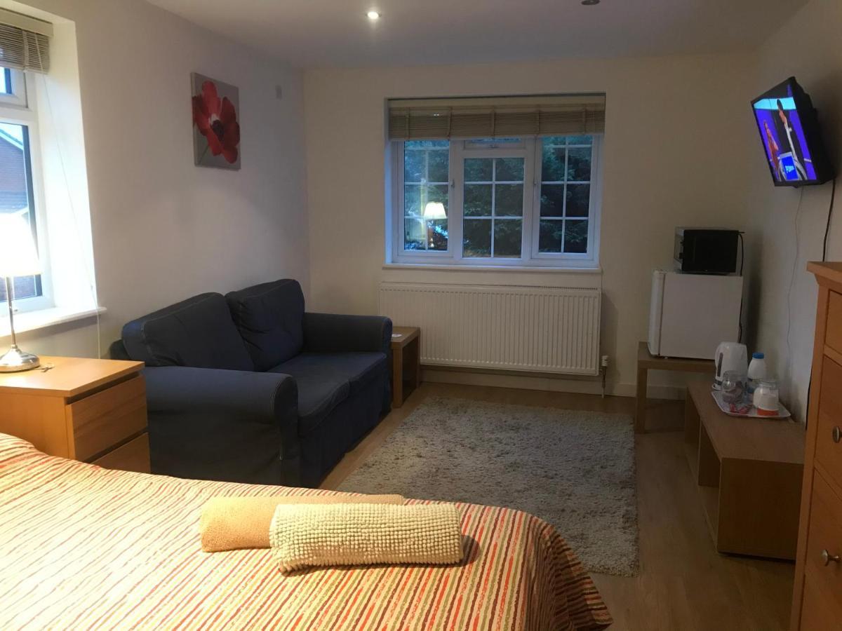 Large Private Room With En-Suite In The House For Professionals Staines-upon-Thames Eksteriør bilde