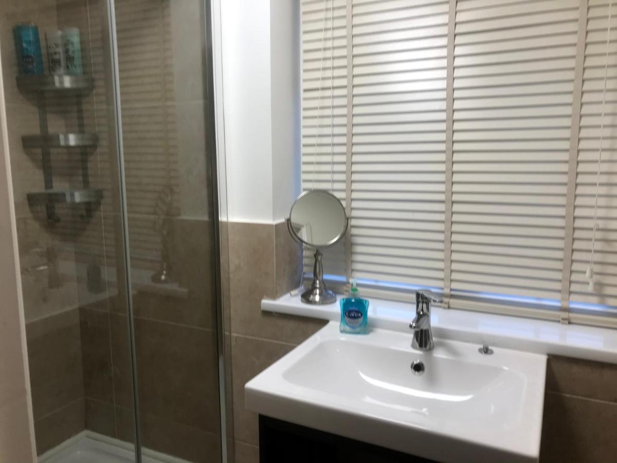Large Private Room With En-Suite In The House For Professionals Staines-upon-Thames Eksteriør bilde