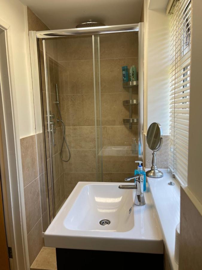 Large Private Room With En-Suite In The House For Professionals Staines-upon-Thames Eksteriør bilde